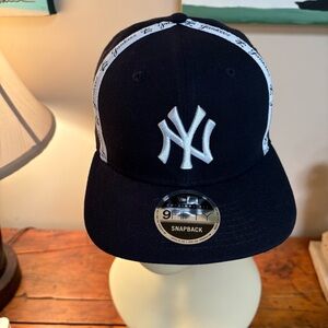 New York Yankees Snapback Cap Flat Brim White on Black OSFm NWT